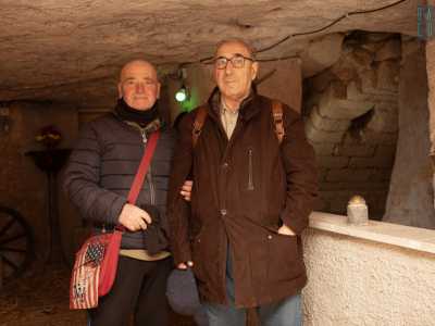 � qui che incontriamo le nostre guide: Vito Vessio, custode delle chiavi del castello, e Rocco De Adesis, presidente della Pro Loco